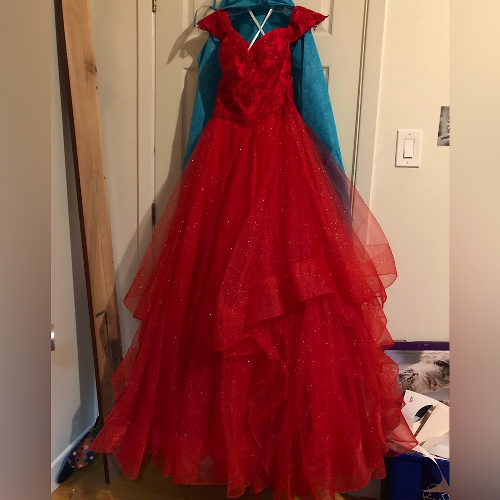 Prom/graduation gown